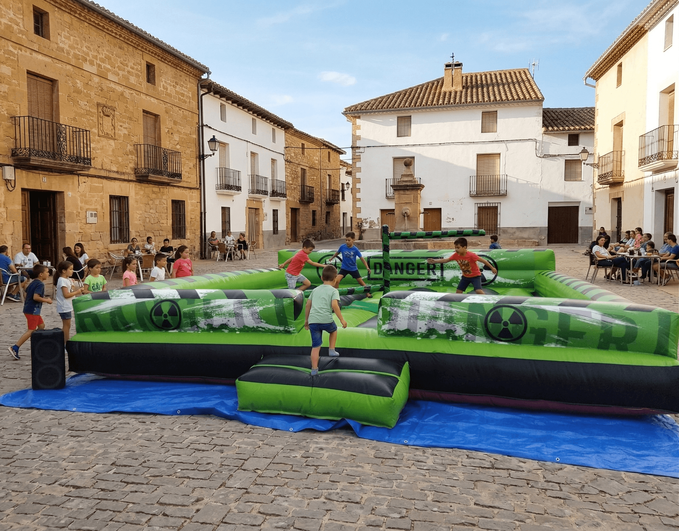 Castillo hinchable inflable en plaza de pueblo